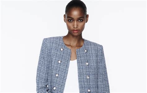 cuanto cuesta una chaqueta chanel|Chaqueta de tweed: la prenda que nunca pasa de moda y que .